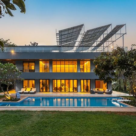 Reflection House By Stayvista With Pool, Terrace Bar, Indoor Games & Exquisite Interiors In A Nutshell アリバグ エクステリア 写真